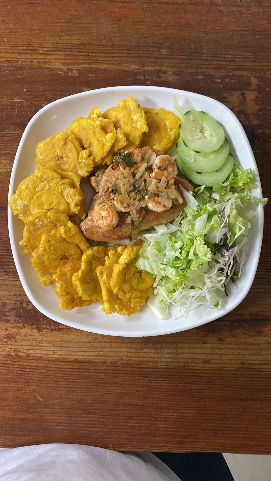 Pollo con camarones y tostones