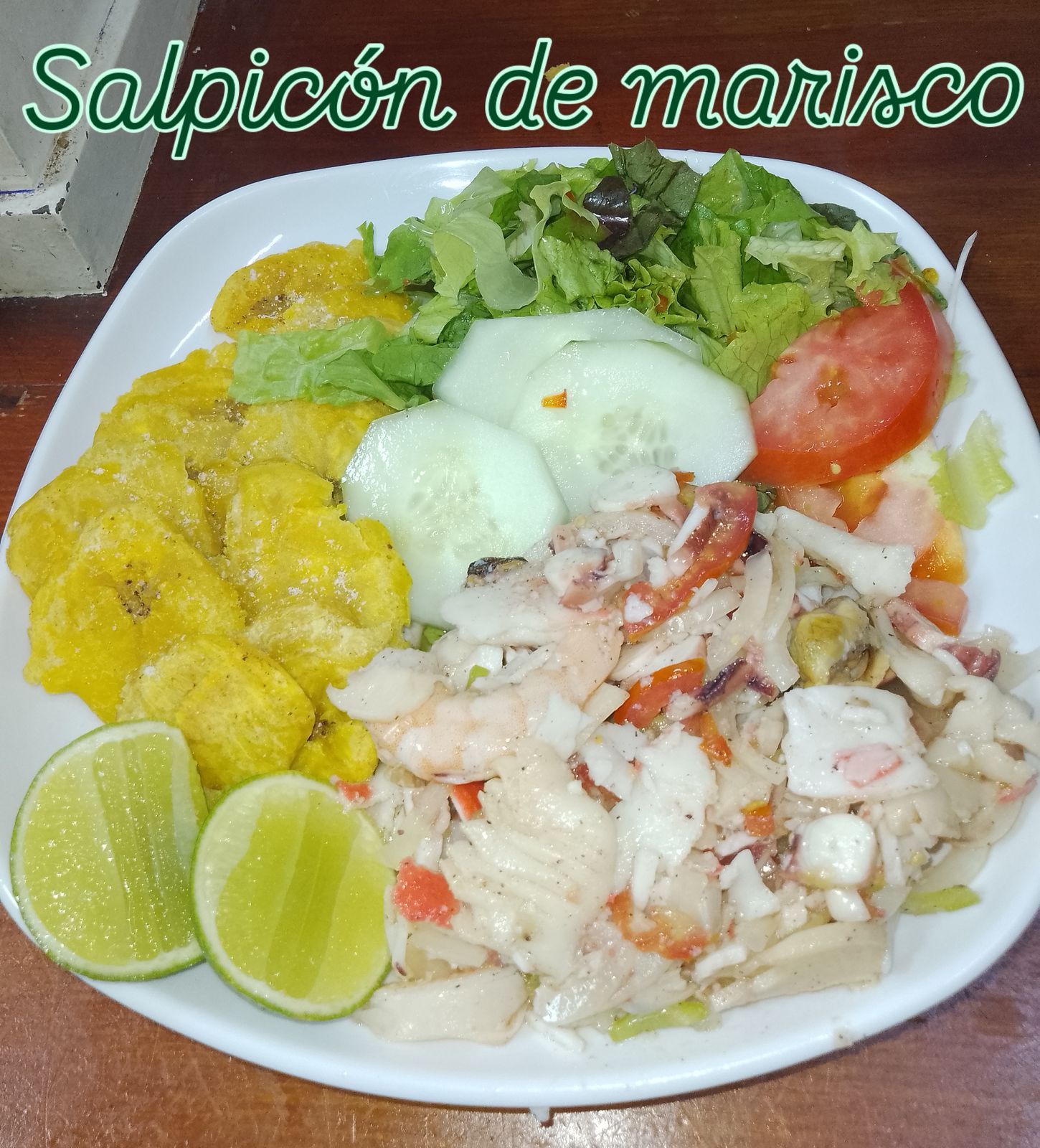 Salpicón de marisco con tostones